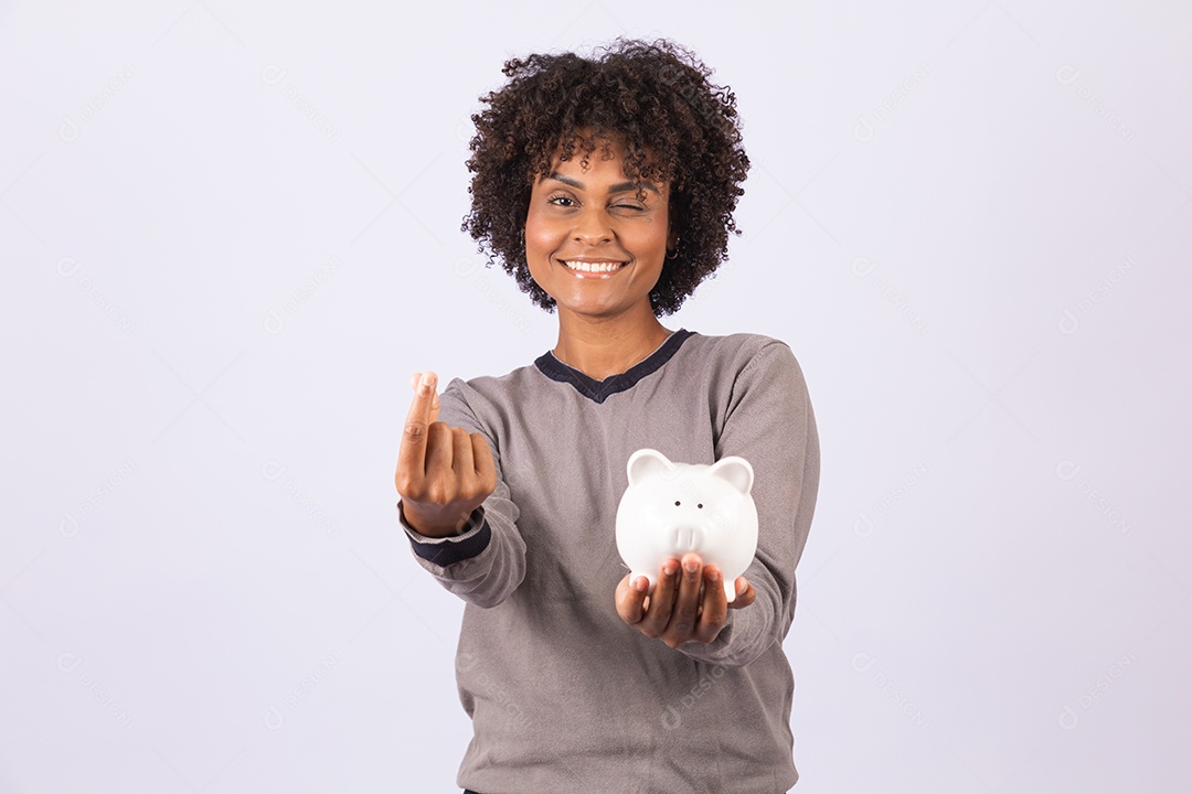 Linda mulher garota jovem cabelo afro segurando cofre