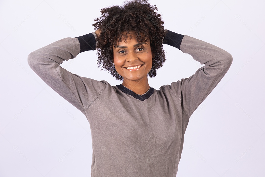 Linda mulher garota jovem cabelo afro