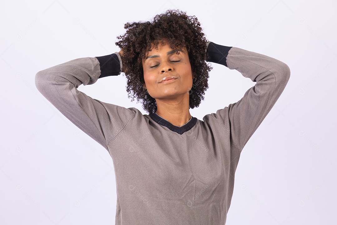 Linda mulher garota jovem cabelo afro