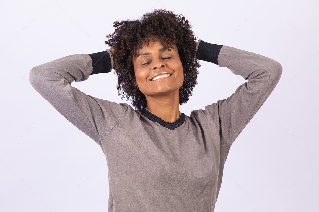 Linda mulher garota jovem cabelo afro