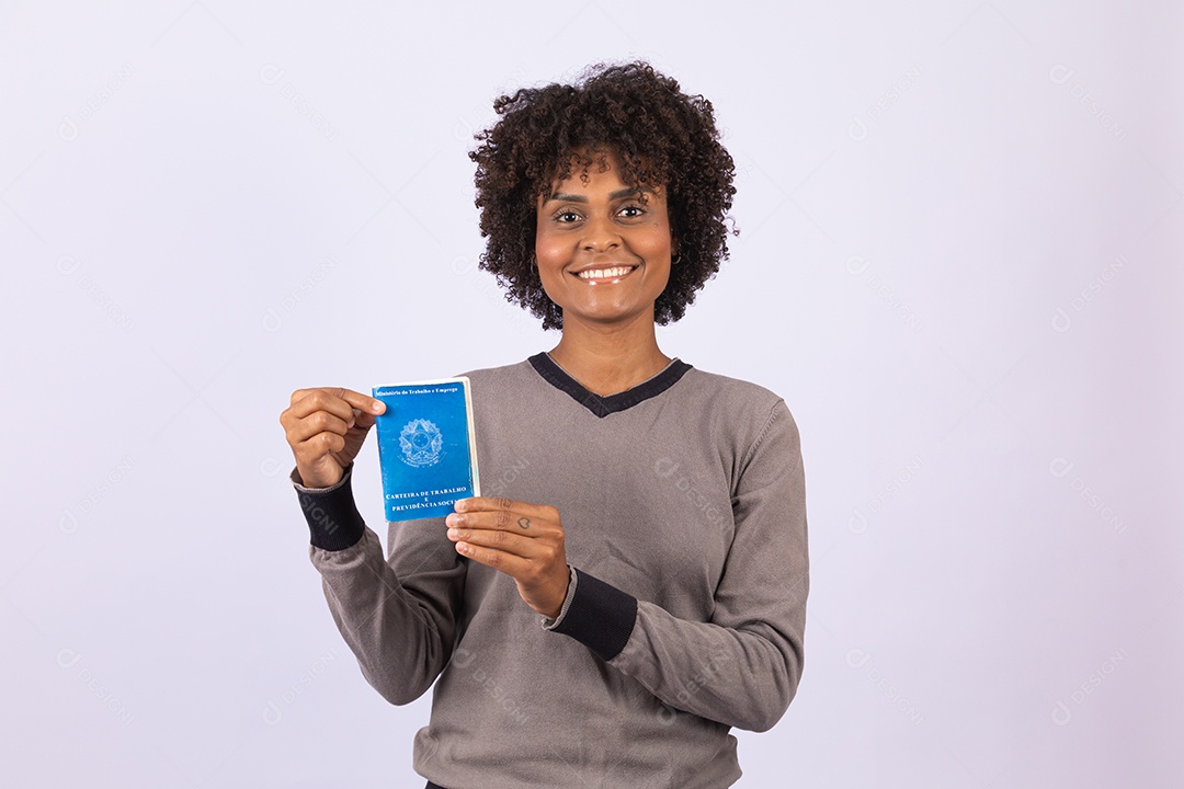 Linda mulher garota jovem cabelo afro segurando carteira de trabalho