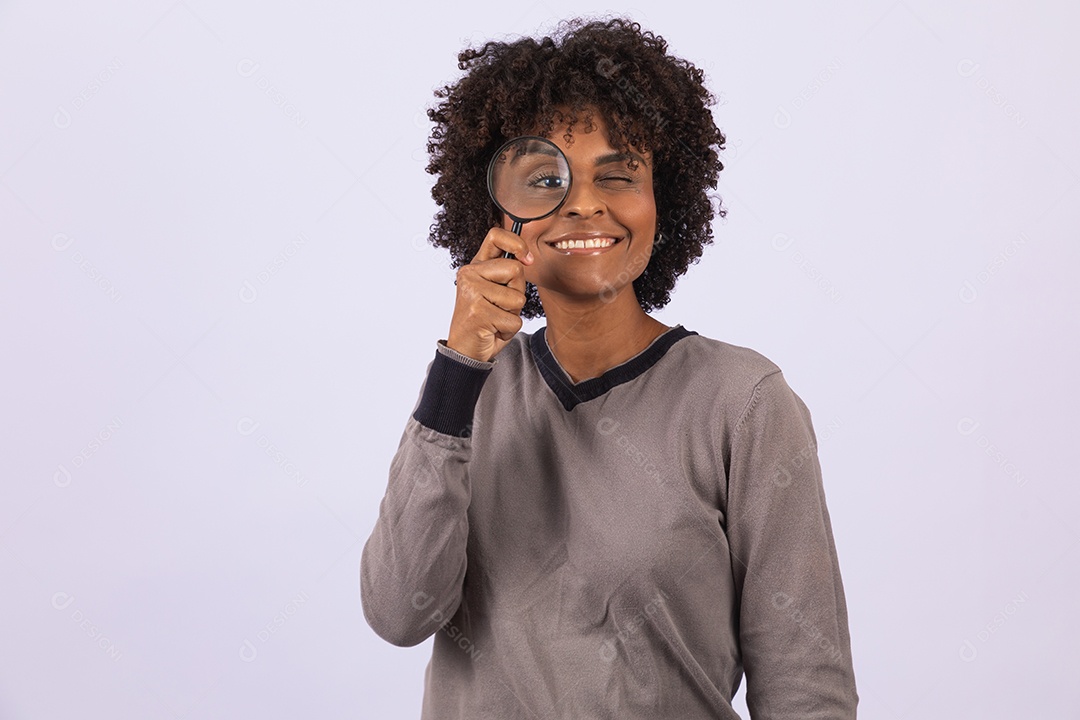 Linda mulher garota jovem cabelo afro