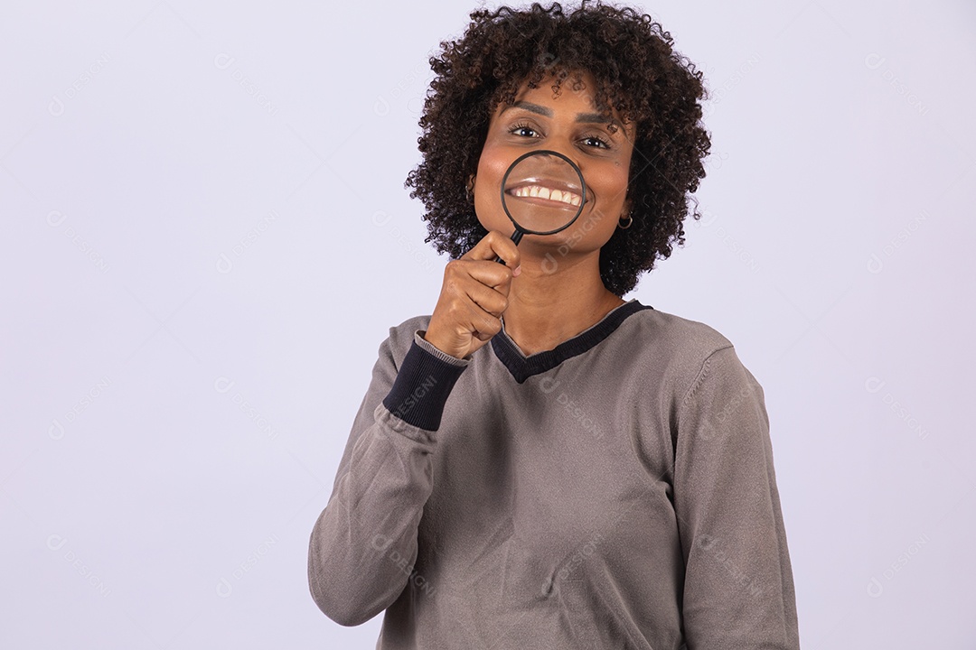 Linda mulher garota jovem cabelo afro