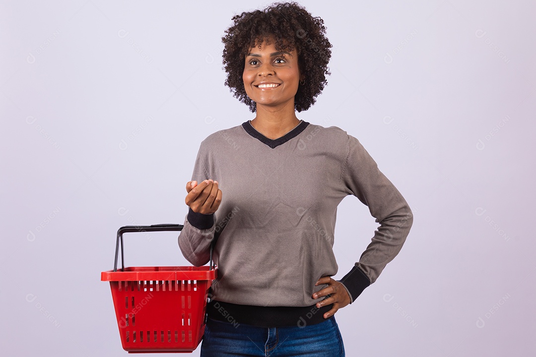 Linda mulher garota jovem cabelo afro segurando cesta vermelha de supermercado