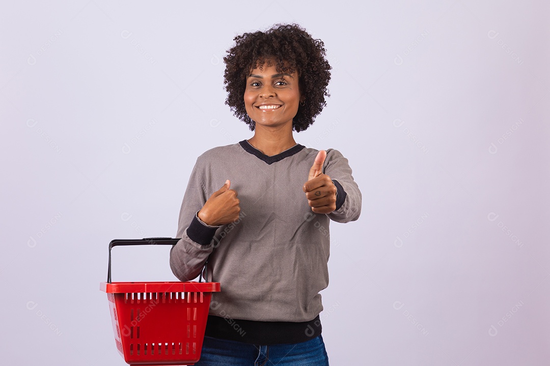 Linda mulher garota jovem cabelo afro segurando cesta vermelha de supermercado