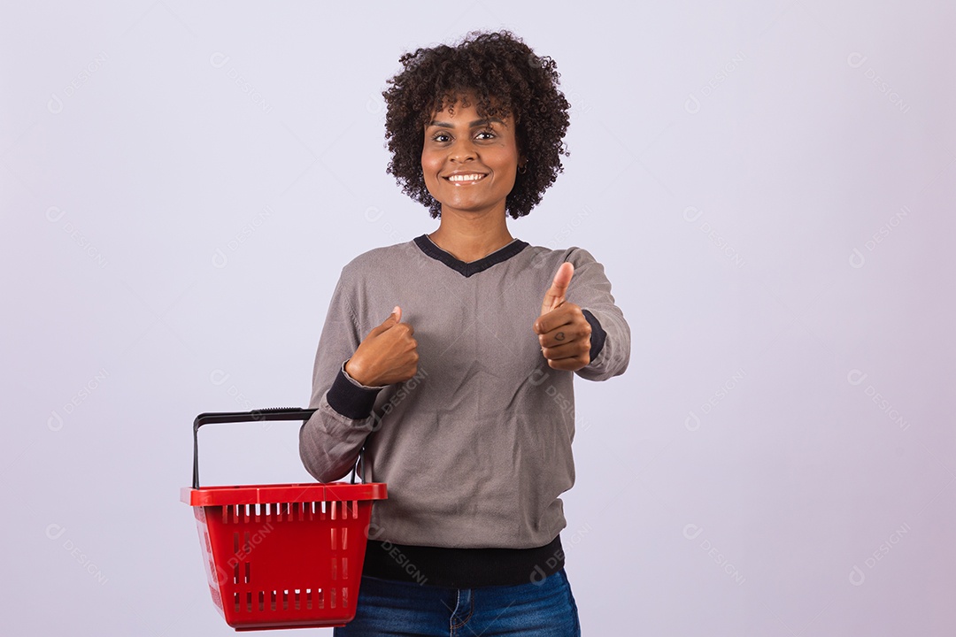 Linda mulher garota jovem cabelo afro segurando cesta vermelha de supermercado