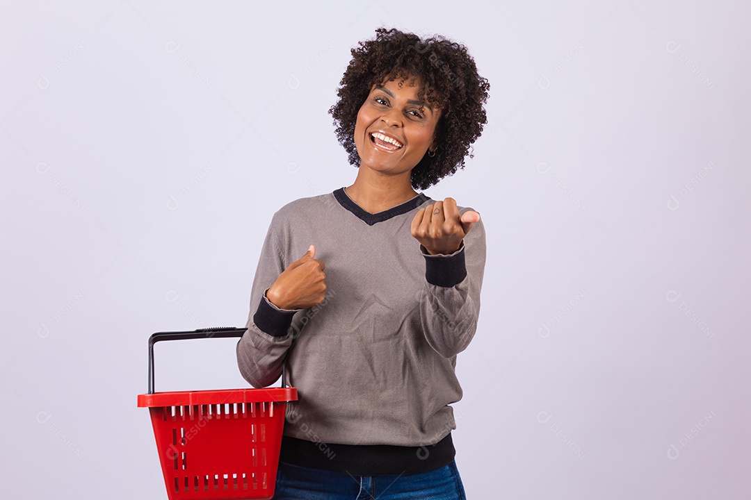 Linda mulher garota jovem cabelo afro segurando cesta vermelha de supermercado