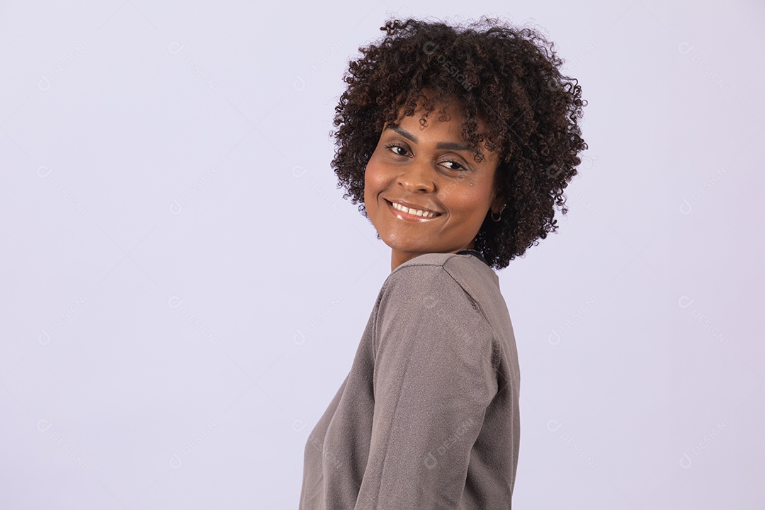 Linda mulher garota jovem cabelo afro