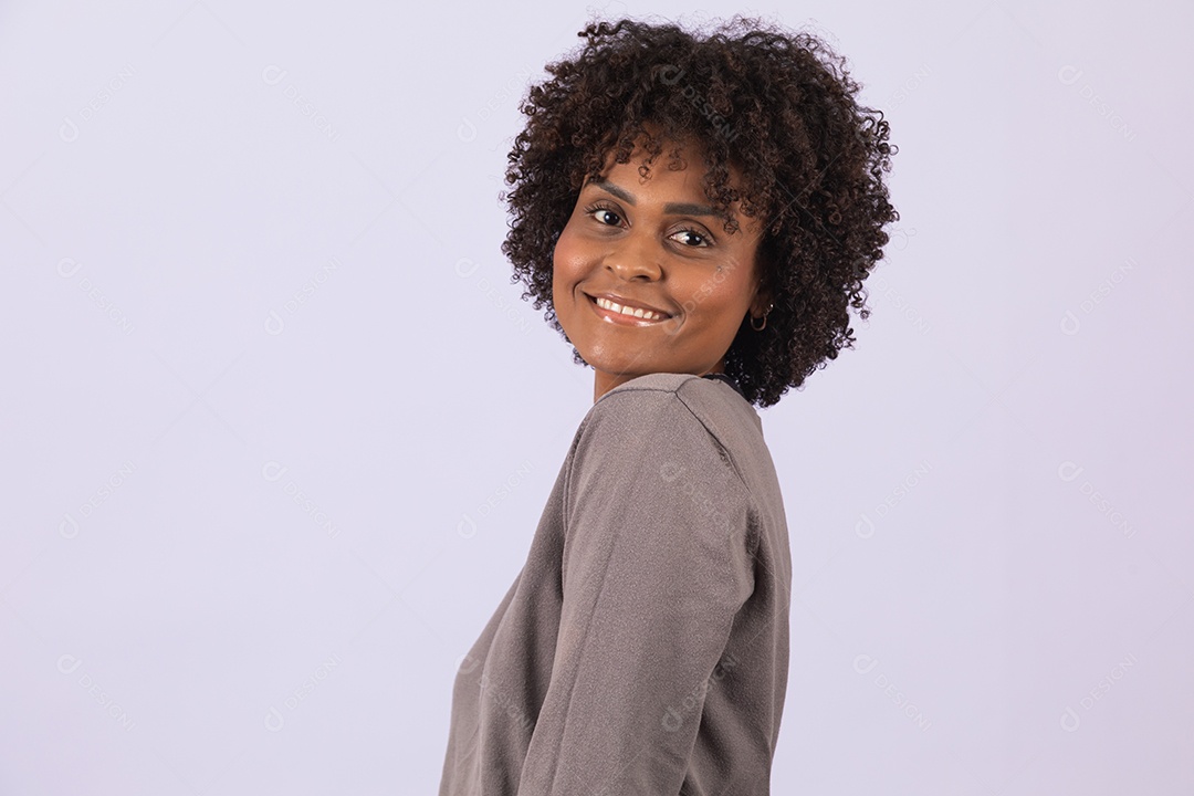 Linda mulher garota jovem cabelo afro