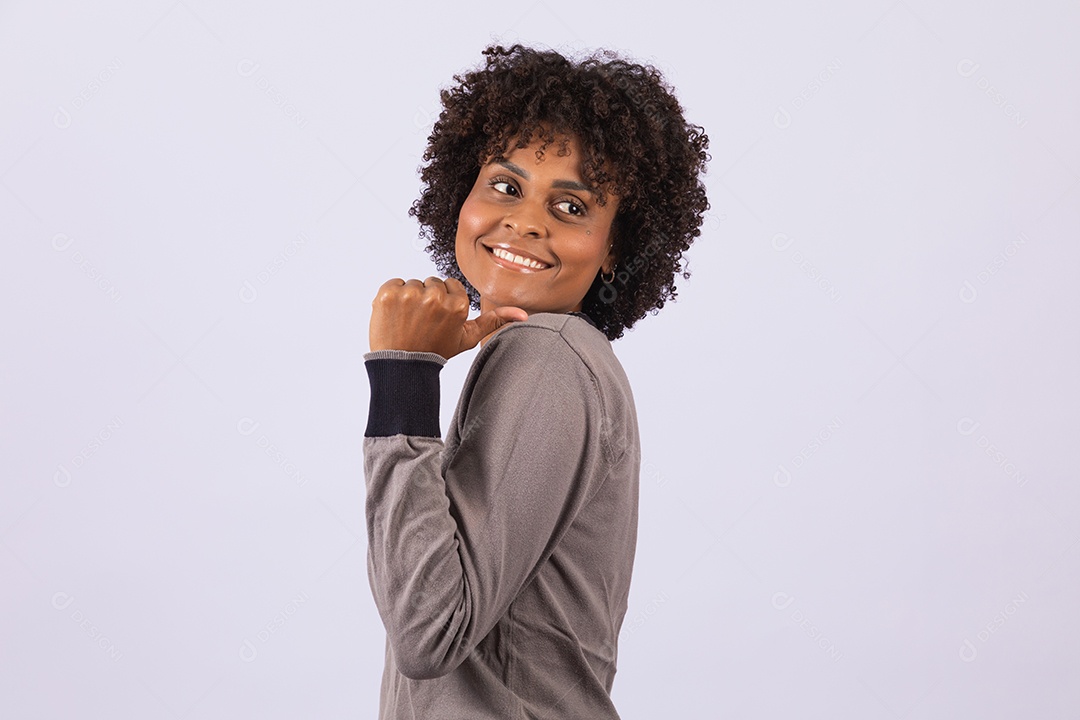 Linda mulher garota jovem cabelo afro