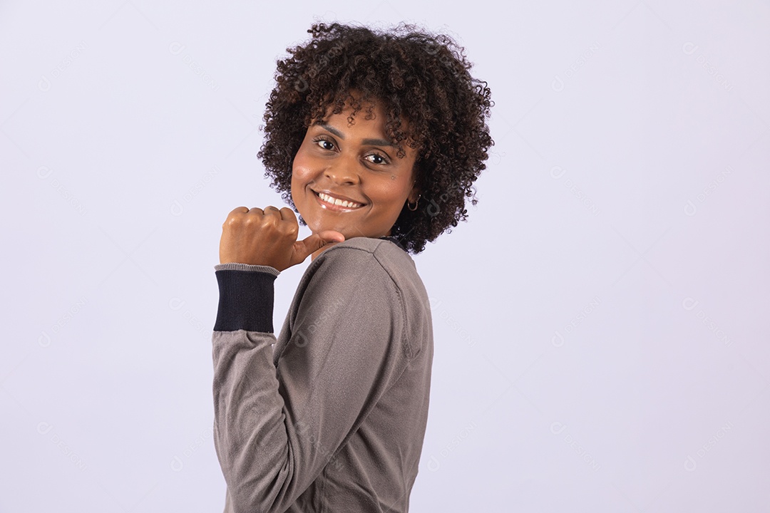 Linda mulher garota jovem cabelo afro