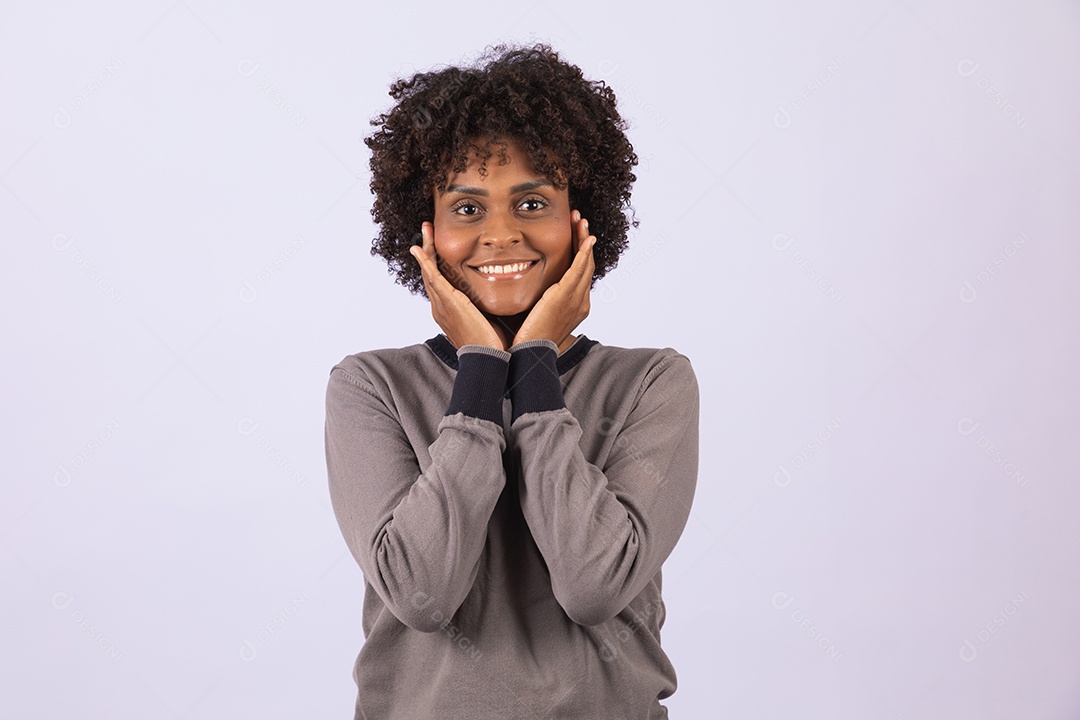 Linda mulher garota jovem cabelo afro