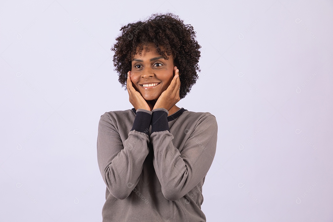 Linda mulher garota jovem cabelo afro