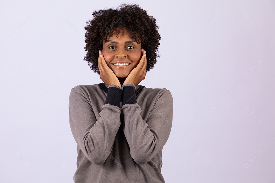 Linda mulher garota jovem cabelo afro
