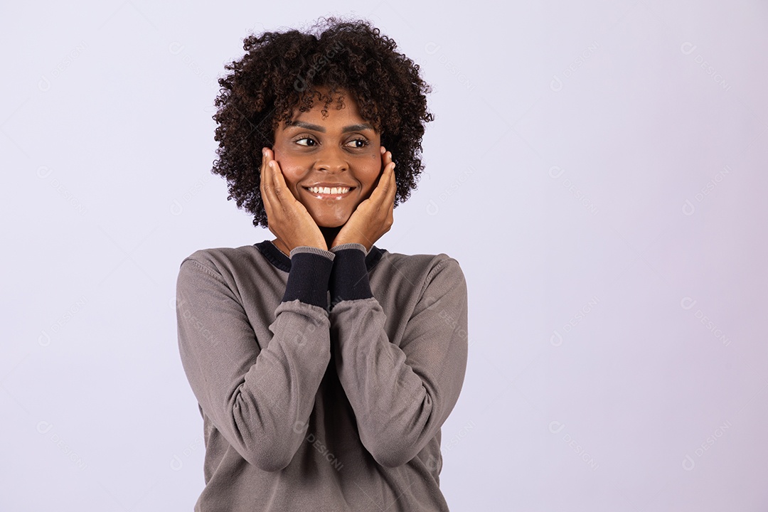 Linda mulher garota jovem cabelo afro