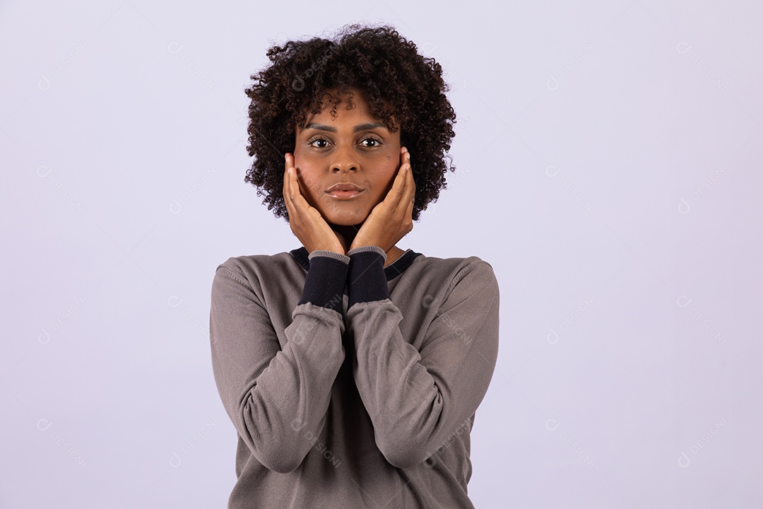 Linda mulher garota jovem cabelo afro