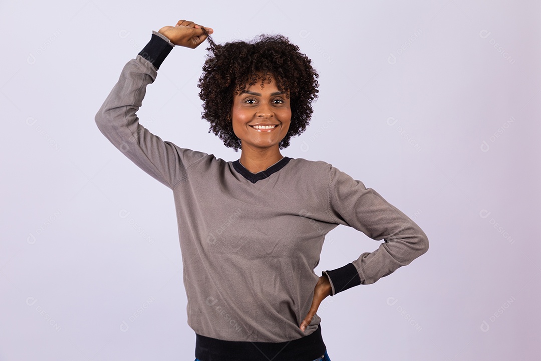 Linda mulher garota jovem cabelo afro