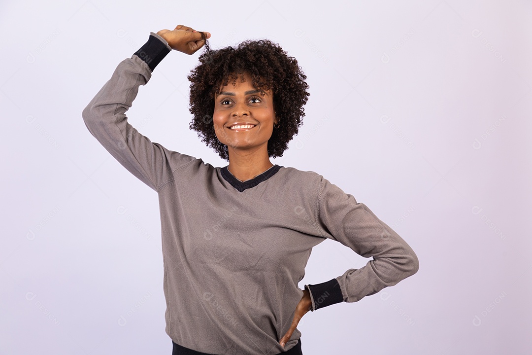 Linda mulher garota jovem cabelo afro