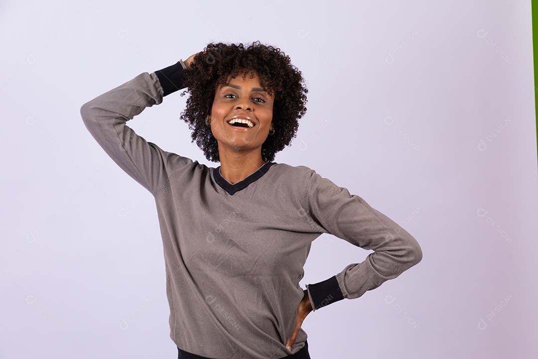 Linda mulher garota jovem cabelo afro