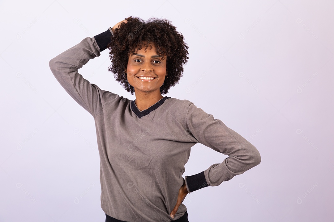 Linda mulher garota jovem cabelo afro