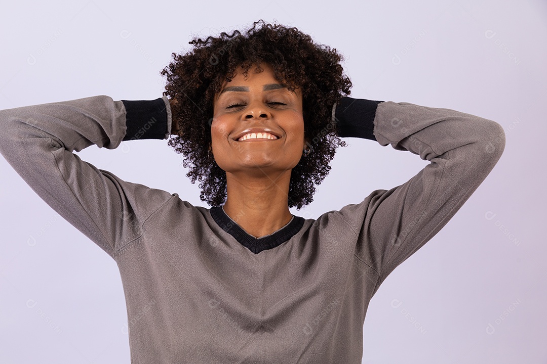 Linda mulher garota jovem cabelo afro