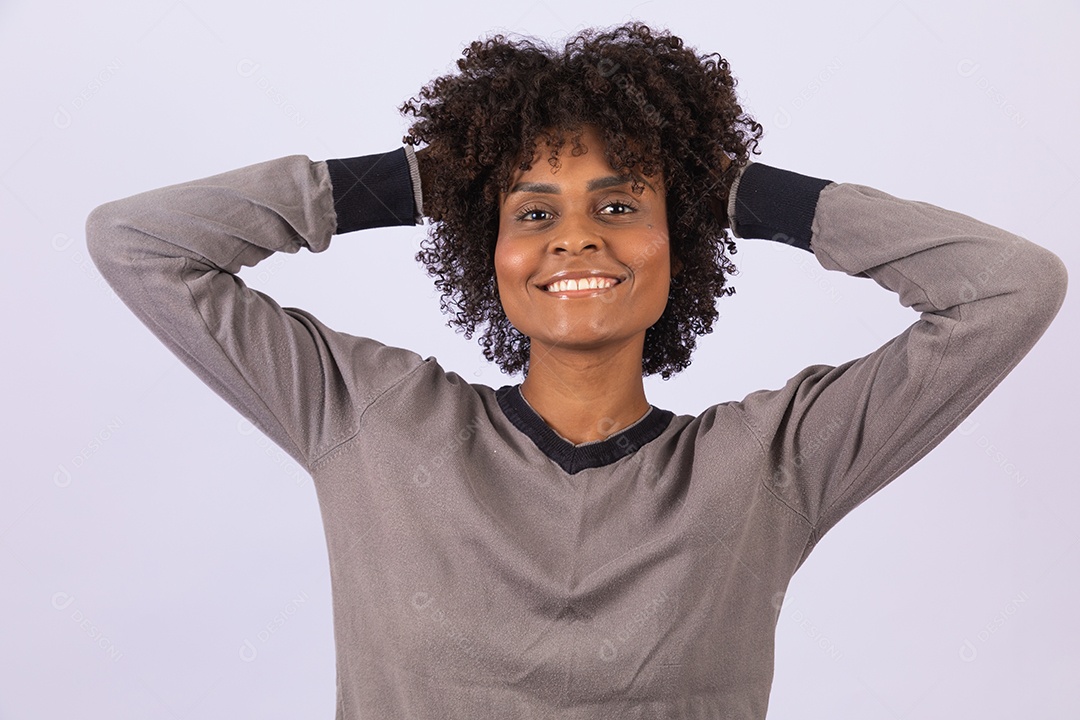 Linda mulher garota jovem cabelo afro