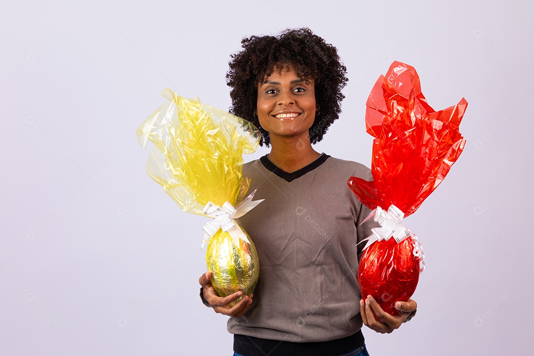 Linda mulher garota jovem cabelo afro segurando ovos de páscoa