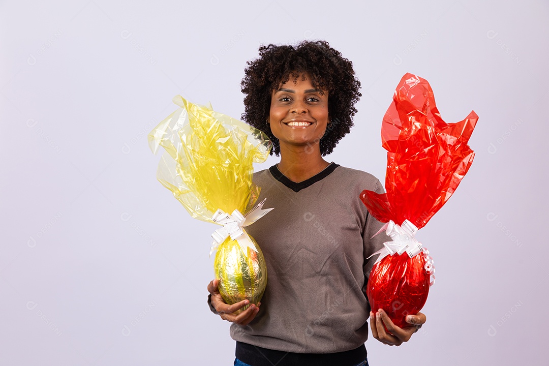 Linda mulher garota jovem cabelo afro segurando ovos de páscoa