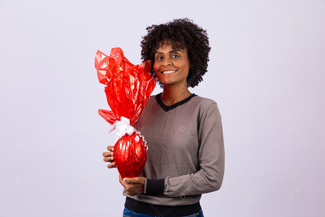 Linda mulher garota jovem cabelo afro segurando ovos de páscoa