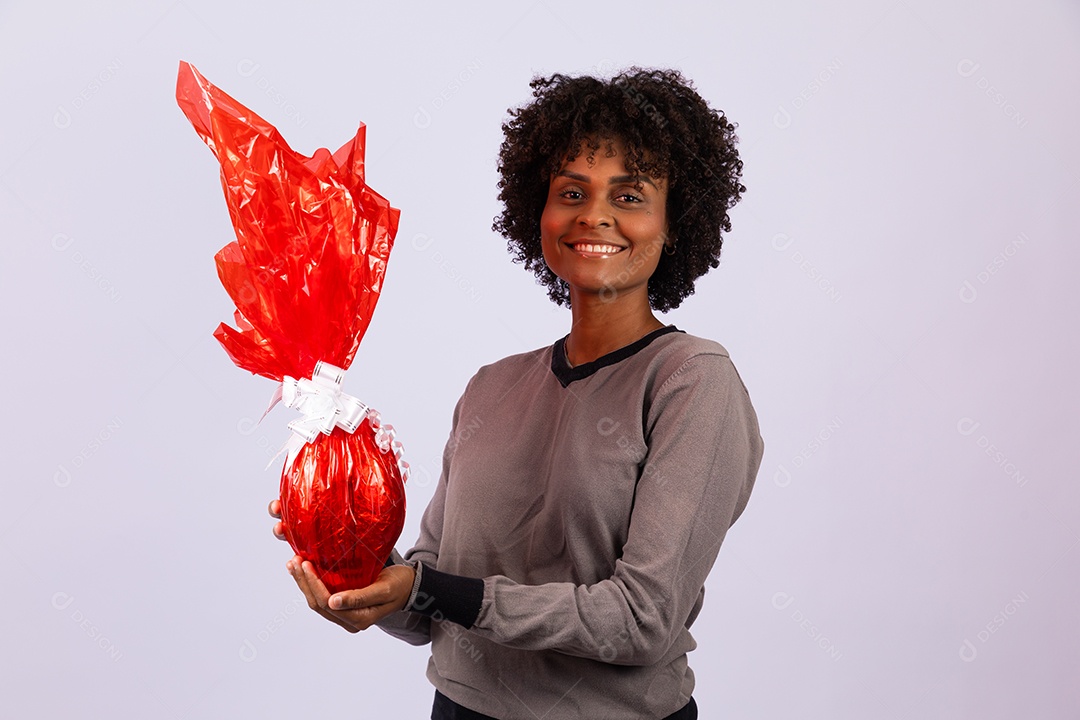 Linda mulher garota jovem cabelo afro segurando ovos de páscoa