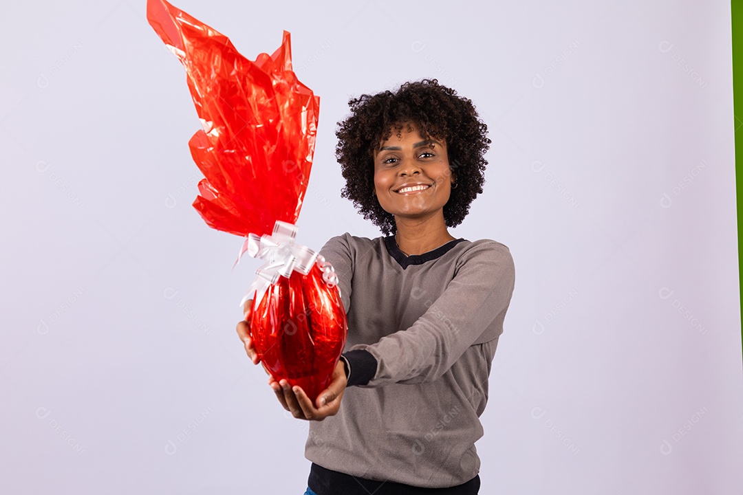 Linda mulher garota jovem cabelo afro segurando ovos de páscoa