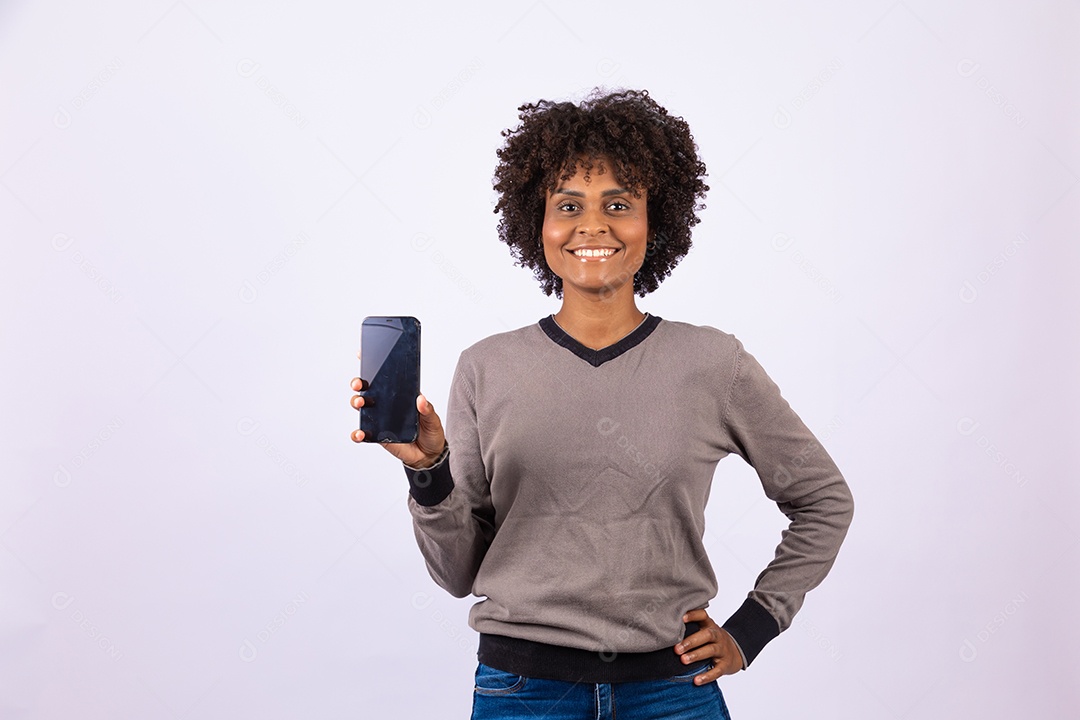 Linda mulher garota jovem cabelo afro segurando celular smartphone