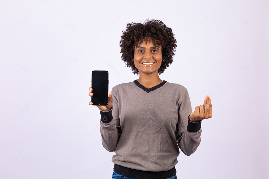 Linda mulher garota jovem cabelo afro segurando celular smartphone