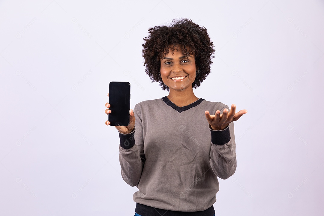 Linda mulher garota jovem cabelo afro segurando celular smartphone