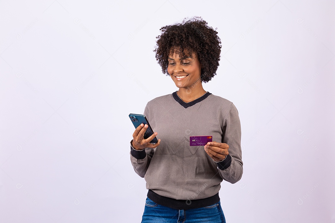 Linda mulher garota jovem cabelo afro segurando Cartão de Crédito e celular smartphone