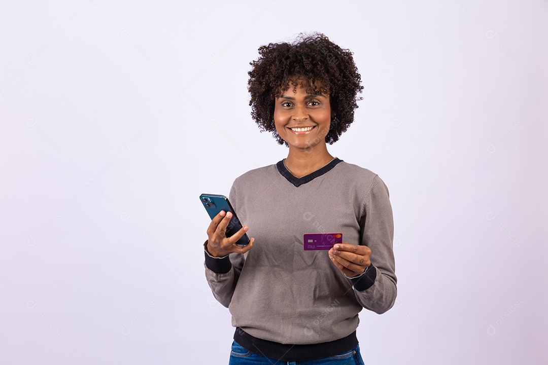 Linda mulher garota jovem cabelo afro segurando Cartão de Crédito e celular smartphone