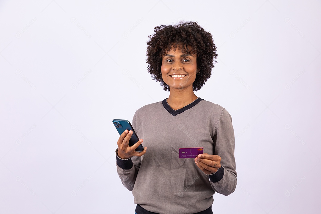 Linda mulher garota jovem cabelo afro segurando Cartão de Crédito e celular smartphone
