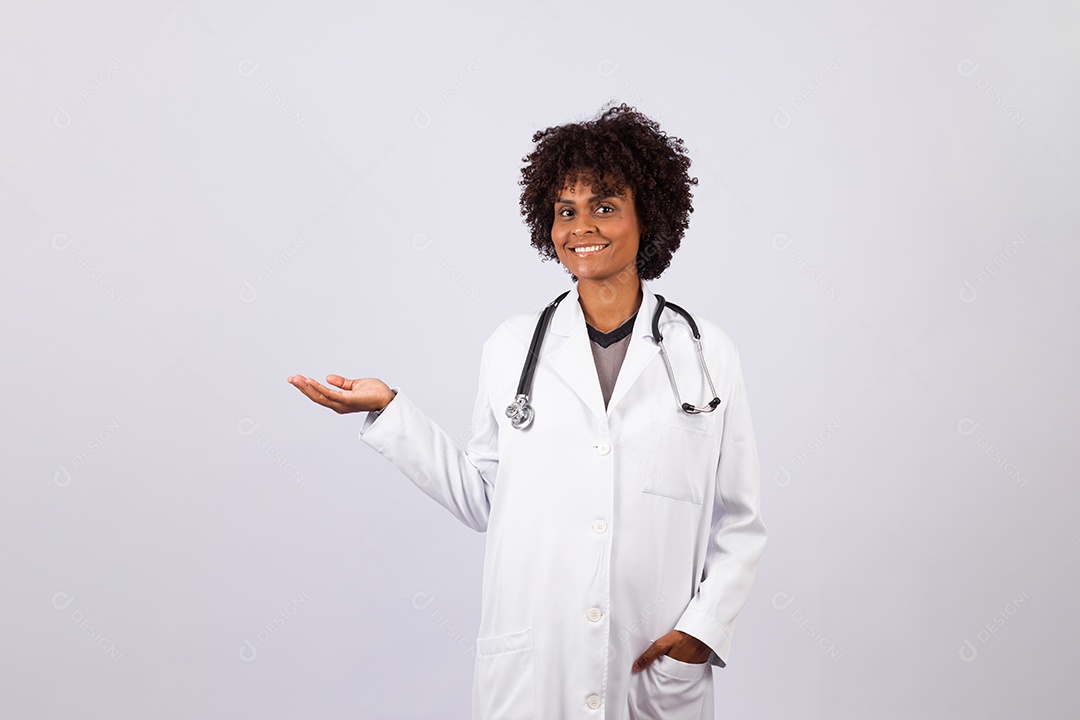 Mulher jovem garota medica usando jaleco branco