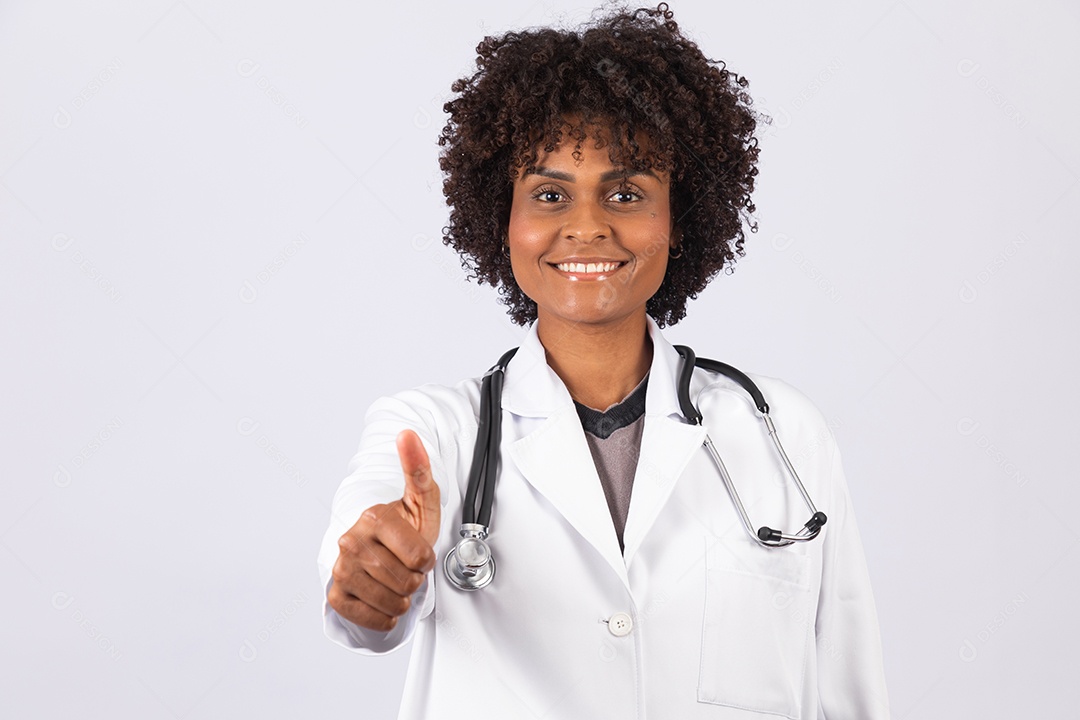 Mulher jovem garota medica usando jaleco branco