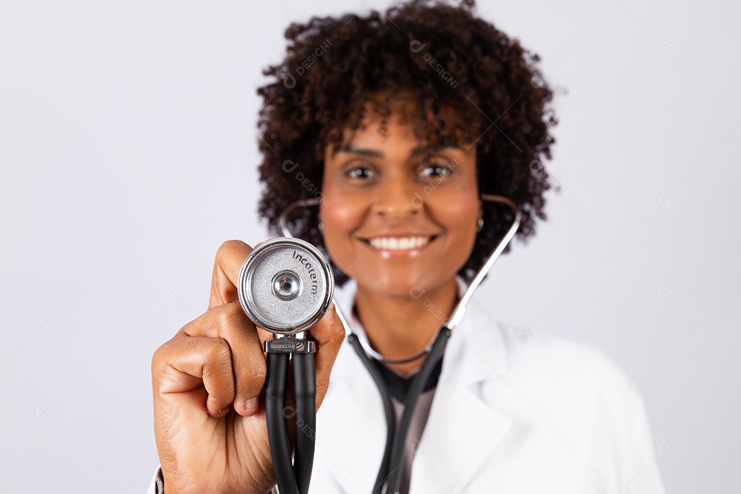 Linda menina garota usando jaleco branco garota medica