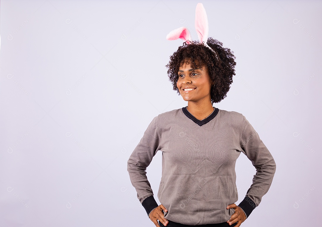 Linda mulher garota usando fantasia de coelho Conceito Feliz Páscoa