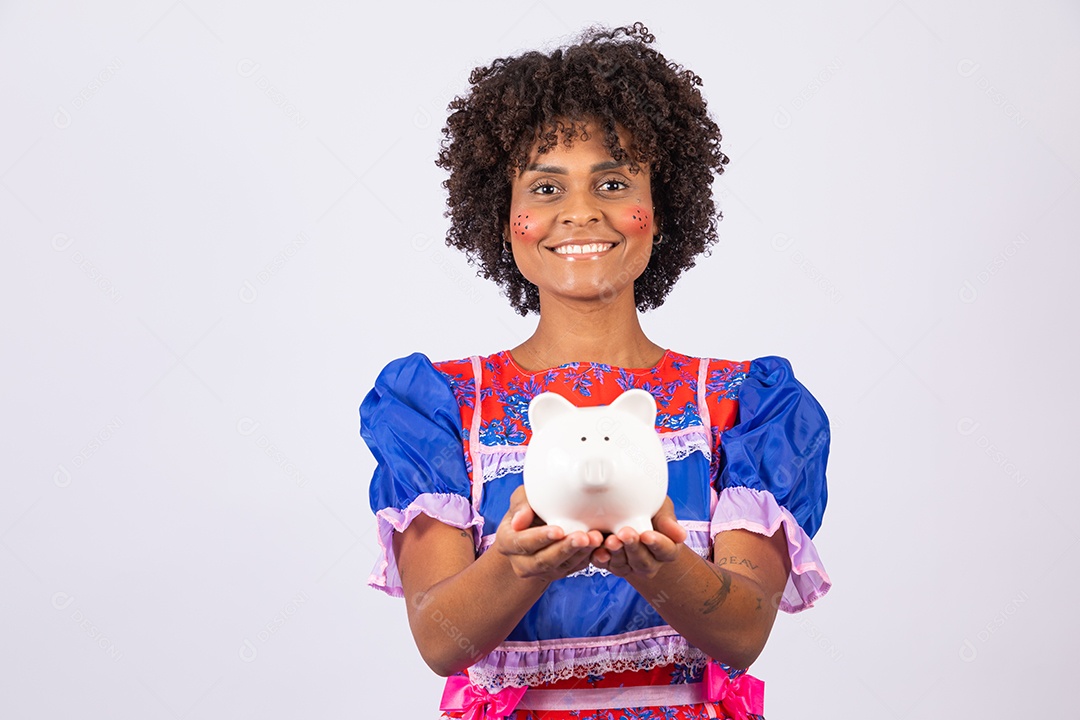 Mulher jovem fantasiada celebrando festas juninas segurando cofrinho