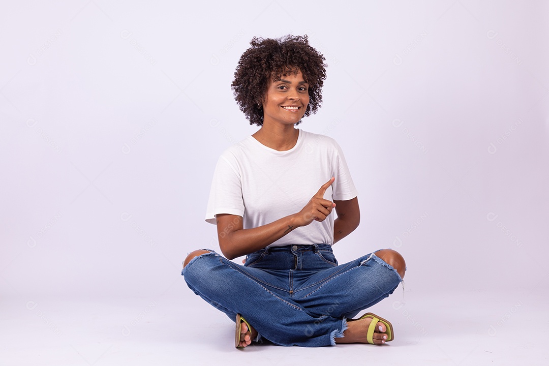 Linda mulher jovem garota com lindo cabelo afro sobre fundo isolado branco