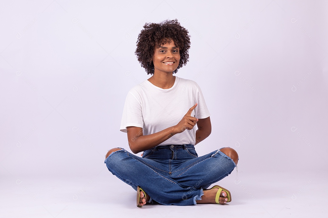 Linda mulher jovem garota com lindo cabelo afro sobre fundo isolado branco