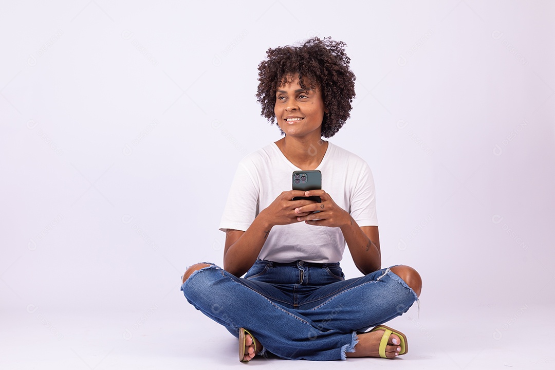Linda mulher jovem garota com lindo cabelo afro sobre fundo isolado branco