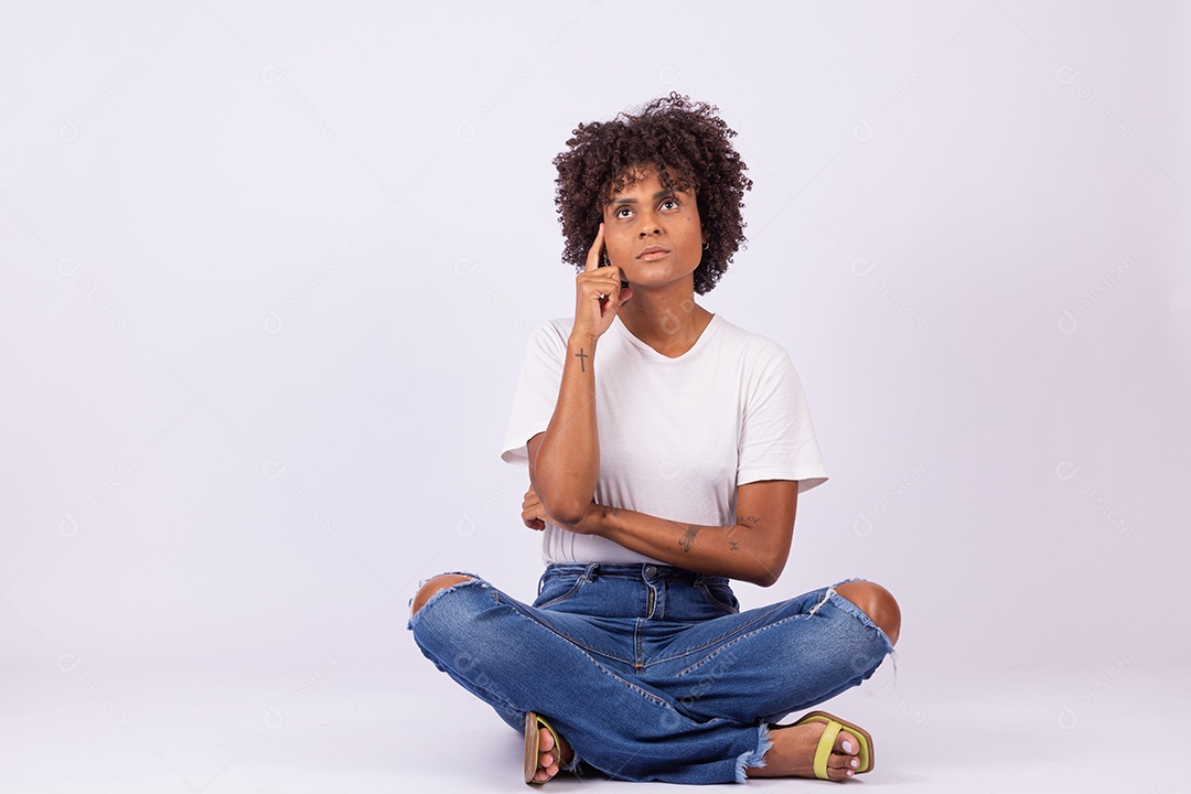 Linda mulher jovem garota com lindo cabelo afro sobre fundo isolado branco