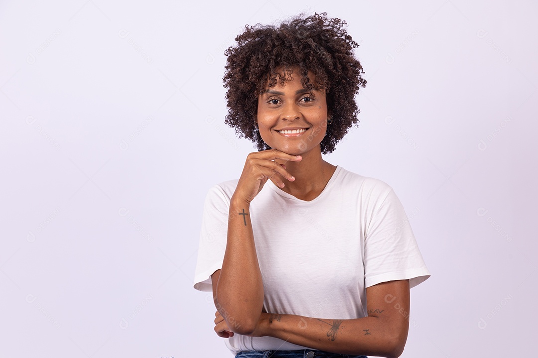 Linda mulher jovem garota com lindo cabelo afro sobre fundo isolado branco