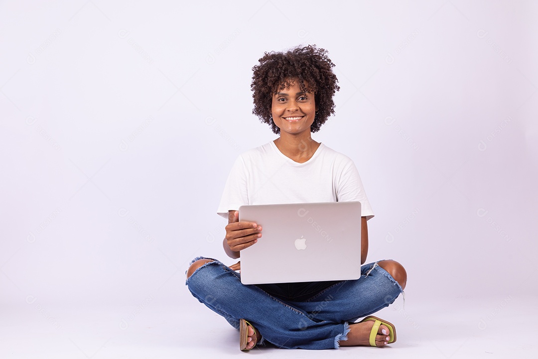Linda mulher jovem garota sobre fundo isolado branco mexendo em seu notebook