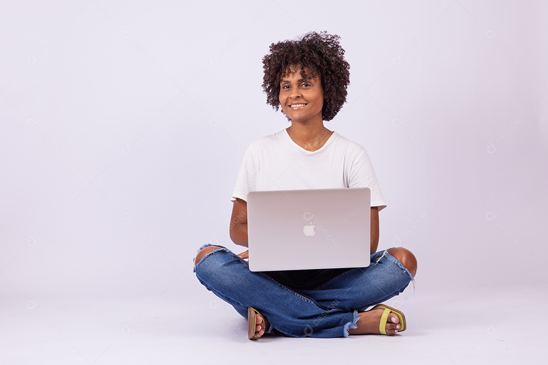 Linda mulher jovem garota sobre fundo isolado branco mexendo em seu notebook