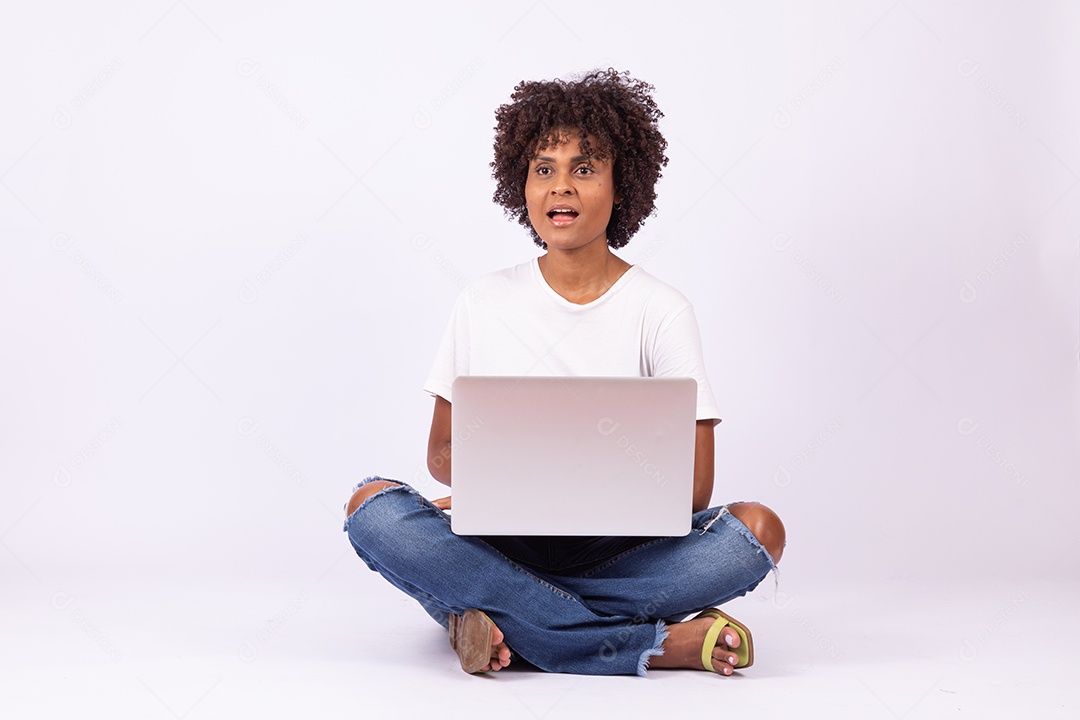 Linda mulher jovem garota sobre fundo isolado branco mexendo em seu notebook